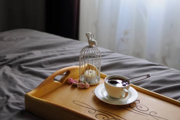Flatlay de chá e velas na mesa de café da manhã de madeira em uma cama de manhã — Fotografia de Stock