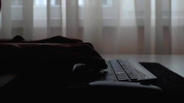 Primer plano del hombre escribiendo en el teclado durante el período de tiempo de la noche — Vídeos de Stock