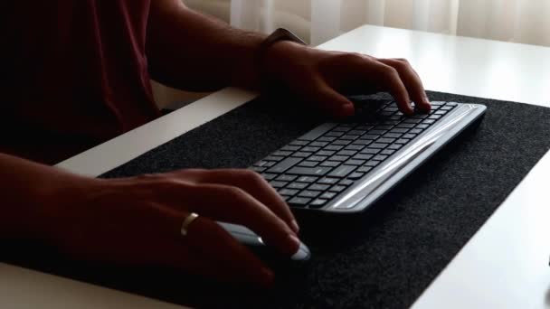 Close up de homem casado digitando no teclado e usando o mouse. Minimalismo interior — Vídeo de Stock
