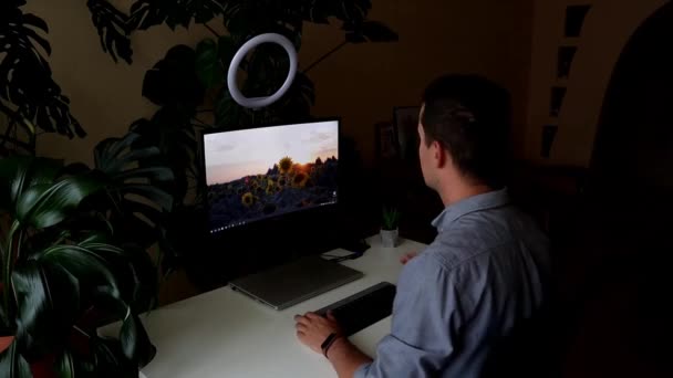 Unge man förbereder sig för onlinemötet genom att kolla ett ringljus. — Stockvideo
