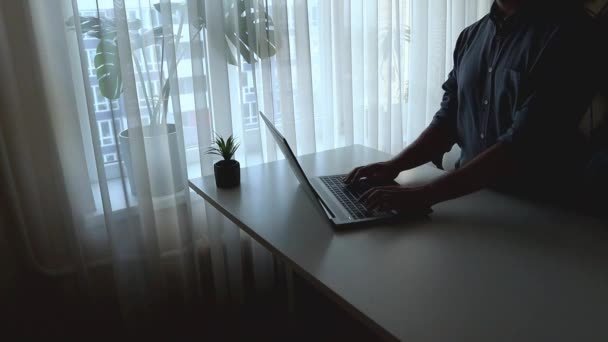 Rosto cortado de jovem está de pé e trabalhando em laptop. Trabalho em casa — Vídeo de Stock