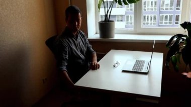 Adam masada çalışıyor. # Adam masayı fırçalıyor # # Sapını çevirerek #