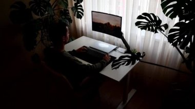 Adam masada çalışıyor. # Adam masayı fırçalıyor # # Sapını çevirerek #