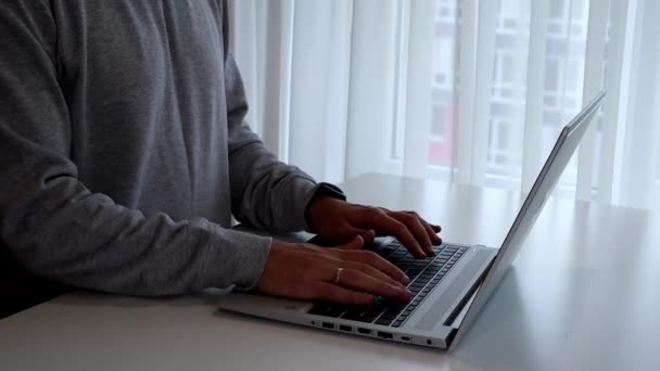 Close up de homem casado digitando no teclado no laptop. Minimalismo interior — Vídeo de Stock