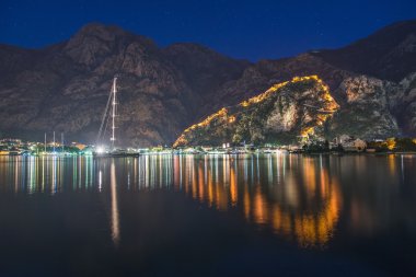 Kotor kale gece görünümü 