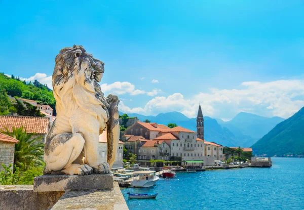 Perast şehirdeki antik aslan heykeli