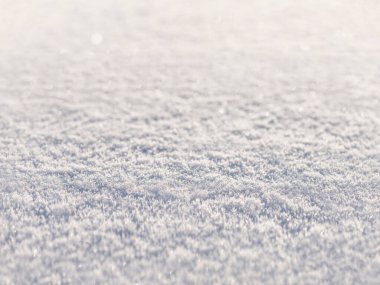 Kış karı, doğal bulanıklık, soyut beyaz, güzel bir arka plan, gün batımında da kar taneleri yakın plan. Noel bulanık parlak bokeh.