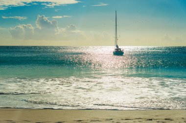 gün batımında tropik sahilde yat. Anse georgette, praslin adalar