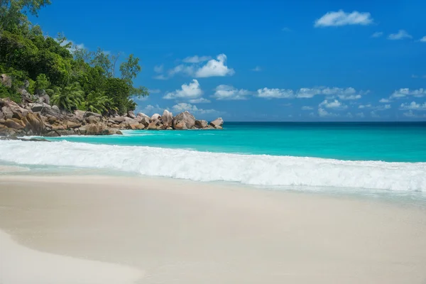 在普拉兰岛，塞舌尔的热带海滩昂斯乔 — 图库照片