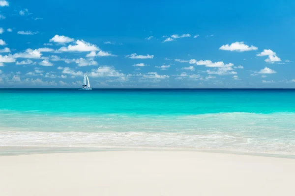游艇在地处热带的海滩。昂斯乔其纱，普拉兰岛 seychel — 图库照片
