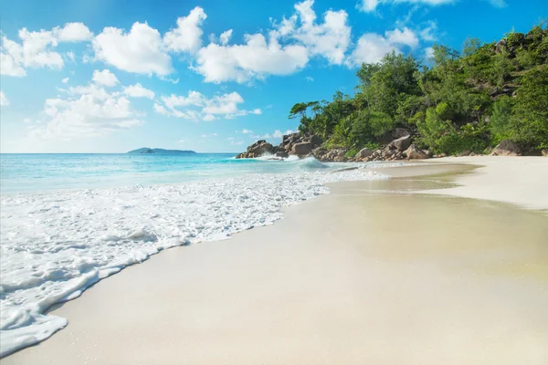 Topikal beach anse georgette praslin Adası, seychel, yat — Stok fotoğraf
