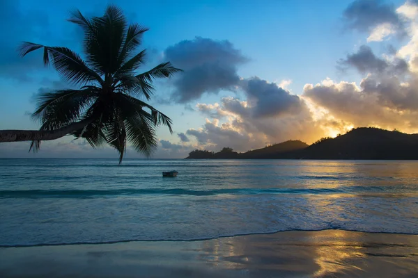 Tropical beach Baie Lazare at sunset — Stock Photo, Image