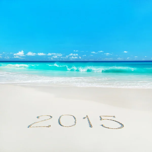 Nieuwjaar 2015 op oceaan strand — Stockfoto