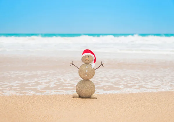 Natal boneco de neve arenoso na praia do oceano — Fotografia de Stock