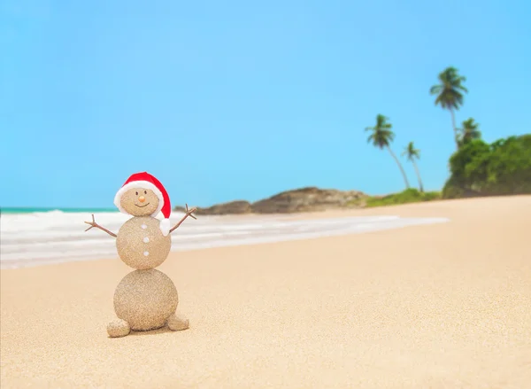 Natale pupazzo di neve sabbioso sulla spiaggia dell'oceano — Foto Stock