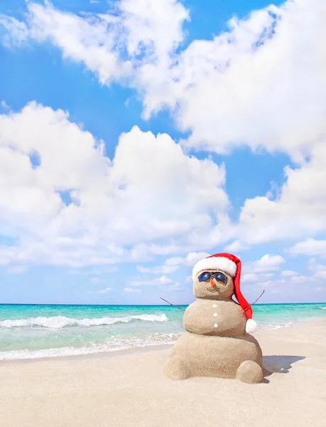 Sorridente pupazzo di neve sabbiosa in rosso cappello di Santa — Foto Stock
