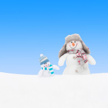 Kış kardan adam aileniz ya da arkadaşlarınızla mavi gökyüzü karşı