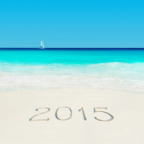 Jacht op tropisch strand en 2015 zandstrand bijschrift — Stockfoto