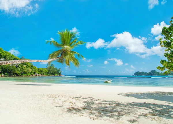 Praia tropical Baie Lazare com barco — Fotografia de Stock