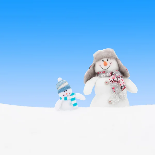 Winter Schneemänner Familie oder Freunde gegen blauen Himmel — Stockfoto