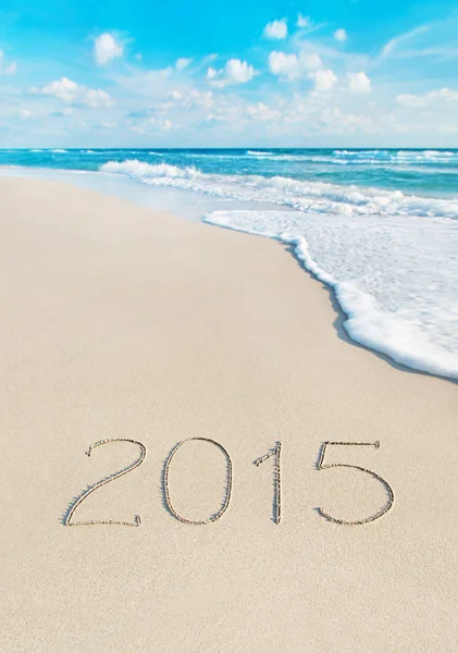 Надпись 2015 года на пляже с морским песком — стоковое фото