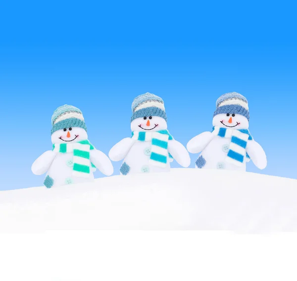 Winter sneeuwmannen familie tegen blauwe hemel — Stockfoto