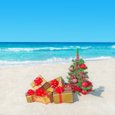 Noel ağacı ve tropikal ocean Plajı'nda altın hediye