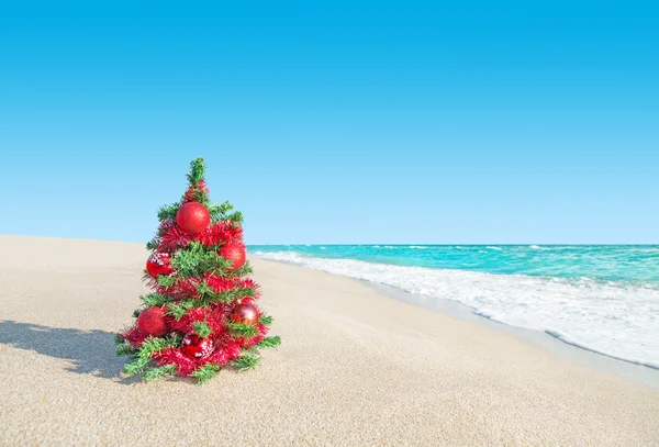 Albero di Natale sulla spiaggia di mare. Capodanno concetto di vacanza . — Foto Stock