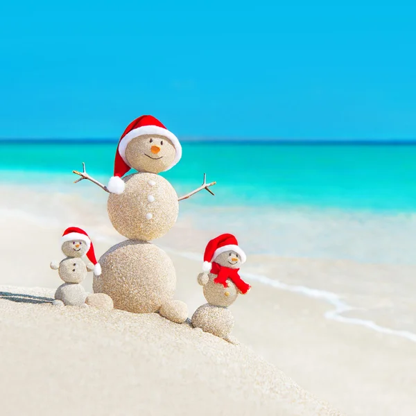 Snögubbar familjen på stranden — Stockfoto