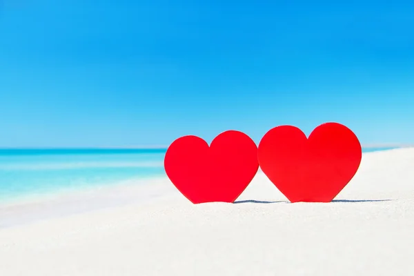 Rode harten in zand — Stockfoto