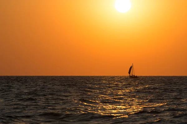 Barco à vela no mar — Fotografia de Stock