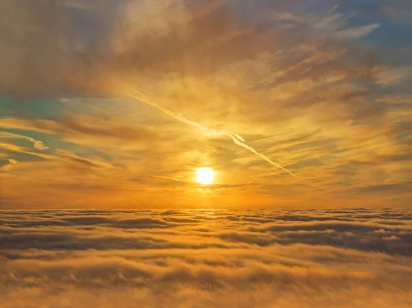 Coucher de soleil doré ciel au-dessus des nuages — Photo