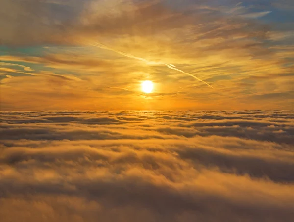 Coucher de soleil doré ciel au-dessus des nuages — Photo