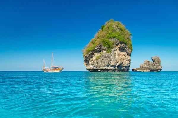 Sunny Nui Bay Beach with yacht — Stock Photo, Image