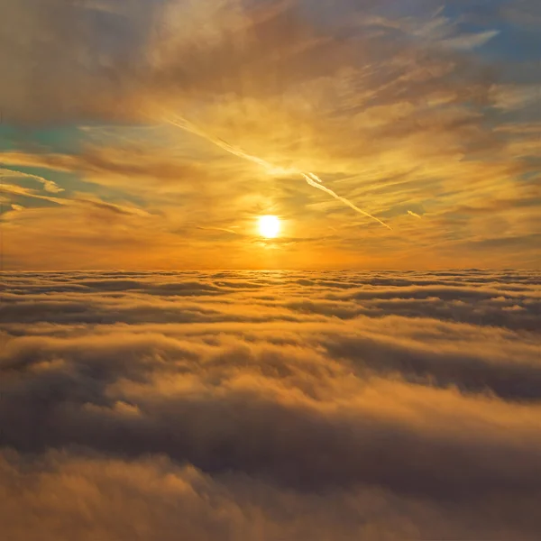 Golden sunset sky above clouds — Stock Photo, Image