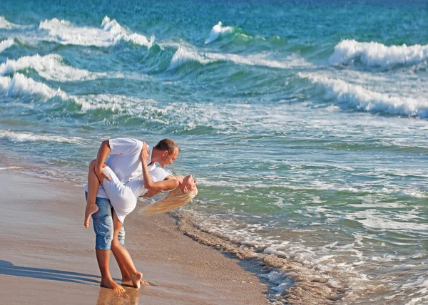 Casal amoroso dançando no mar — Fotografia de Stock