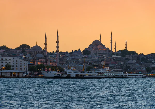 Günbatımı Blue ve yeni cami siluetleri üzerinde