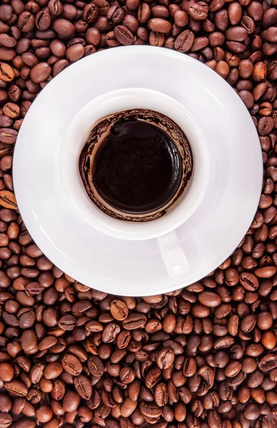 Filiżanka kawy z talerzykiem i fasoli — Zdjęcie stockowe
