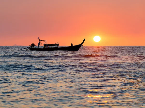 Geleneksel Tayland uzun kuyruklu teknesi — Stok fotoğraf