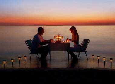 Çift romantik bir akşam yemeği paylaşmak
