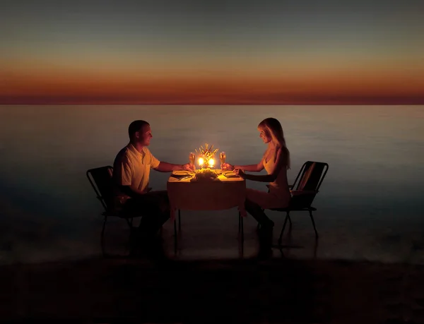 Çift romantik akşam yemeği paylaşmak