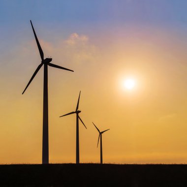 günbatımı üzerinde elektrik yel değirmenleri