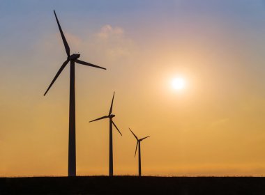 günbatımı üzerinde elektrik yel değirmenleri