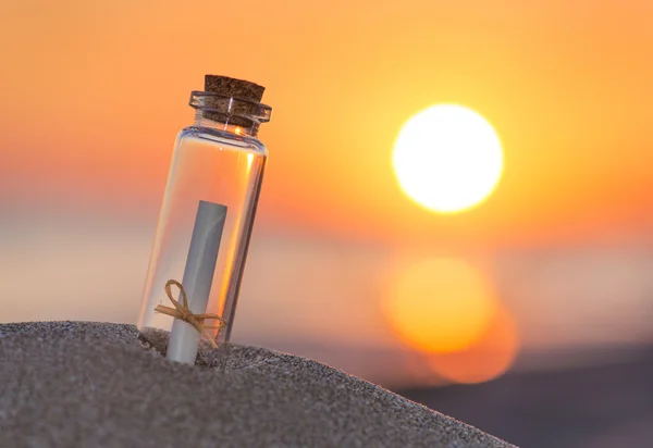 Meddelande i flaska på stranden — Stockfoto