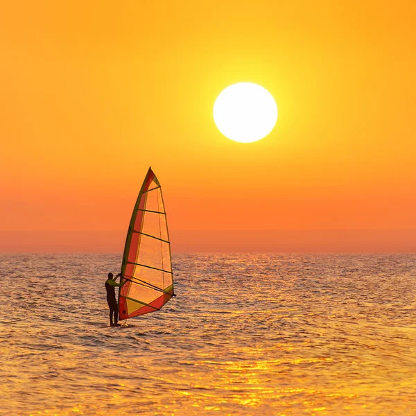 Windsurfer Silhouette bei Sonnenuntergang — Stockfoto