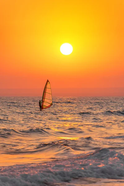 Windsurfer Silhouette bei Sonnenuntergang — Stockfoto