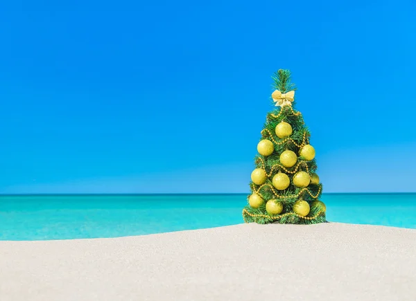 Árbol de Navidad con decoraciones doradas —  Fotos de Stock