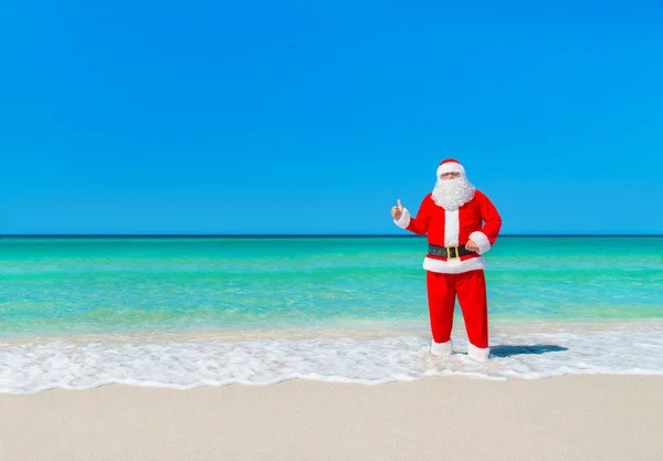 Jultomten på tropisk strand. — Stockfoto