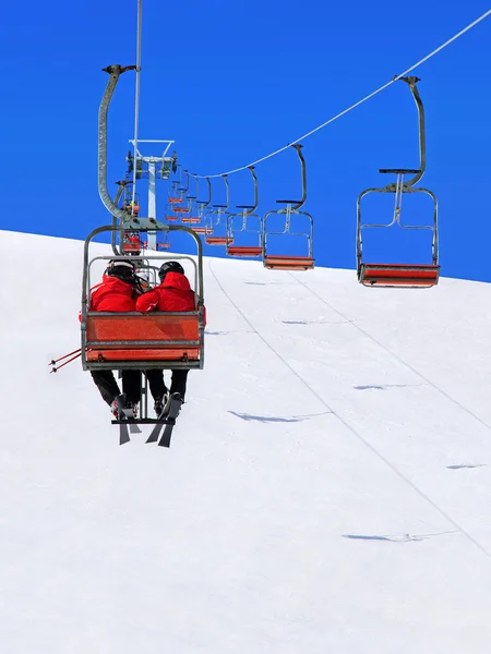 Paar Skifahrer auf Seilbahn — Stockfoto