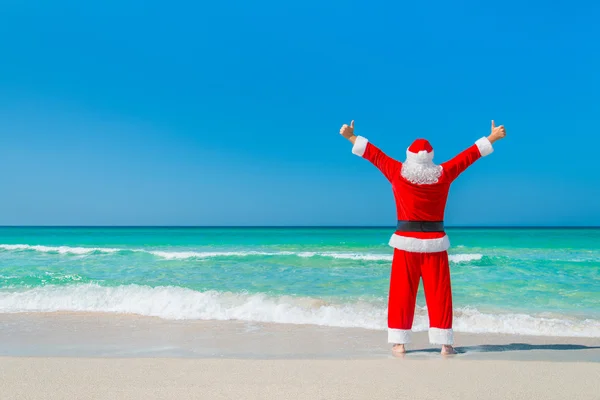 Santa claus na tropikalnej plaży. — Zdjęcie stockowe